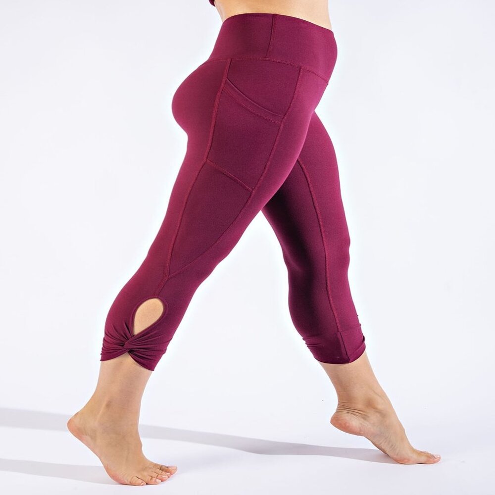 WOMENS SOFT SEAM DETAIL CAPRI KEYHOLE YOGA LEGGINGS W/POCKETS SIZES 1X&2X CASSIS